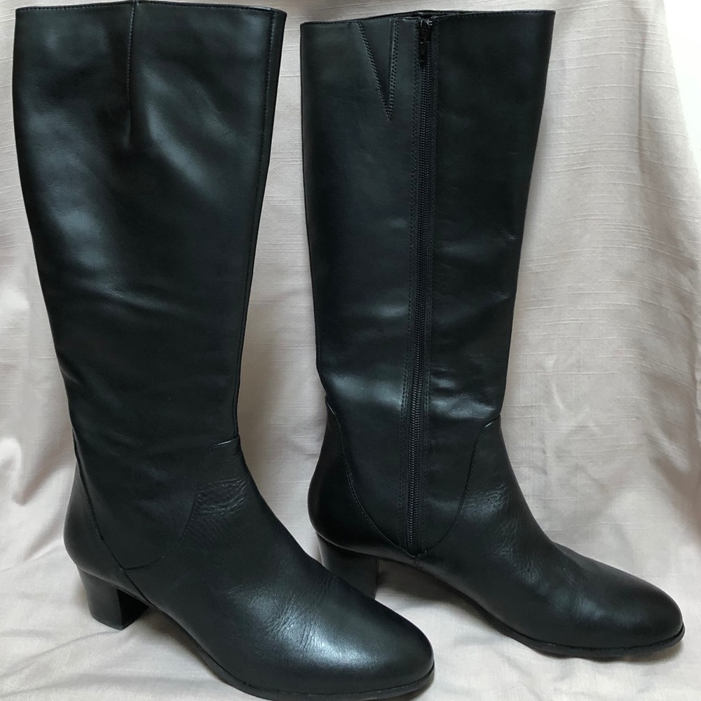 Black Sanzia boots size 9 Wide